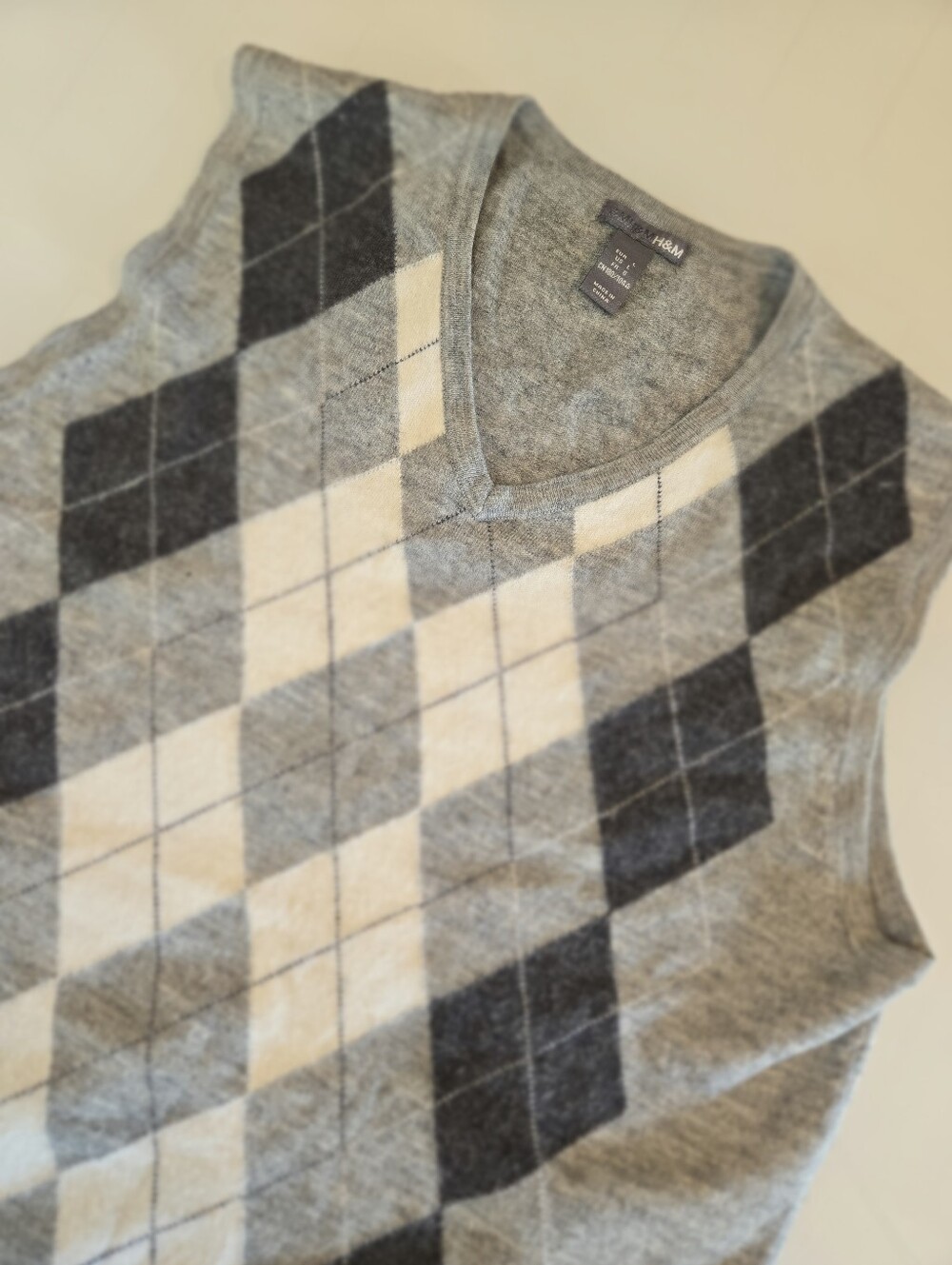 H&M Argyle Sweater Vest Men's L Fits S/M Grey Preppy V-Neck
